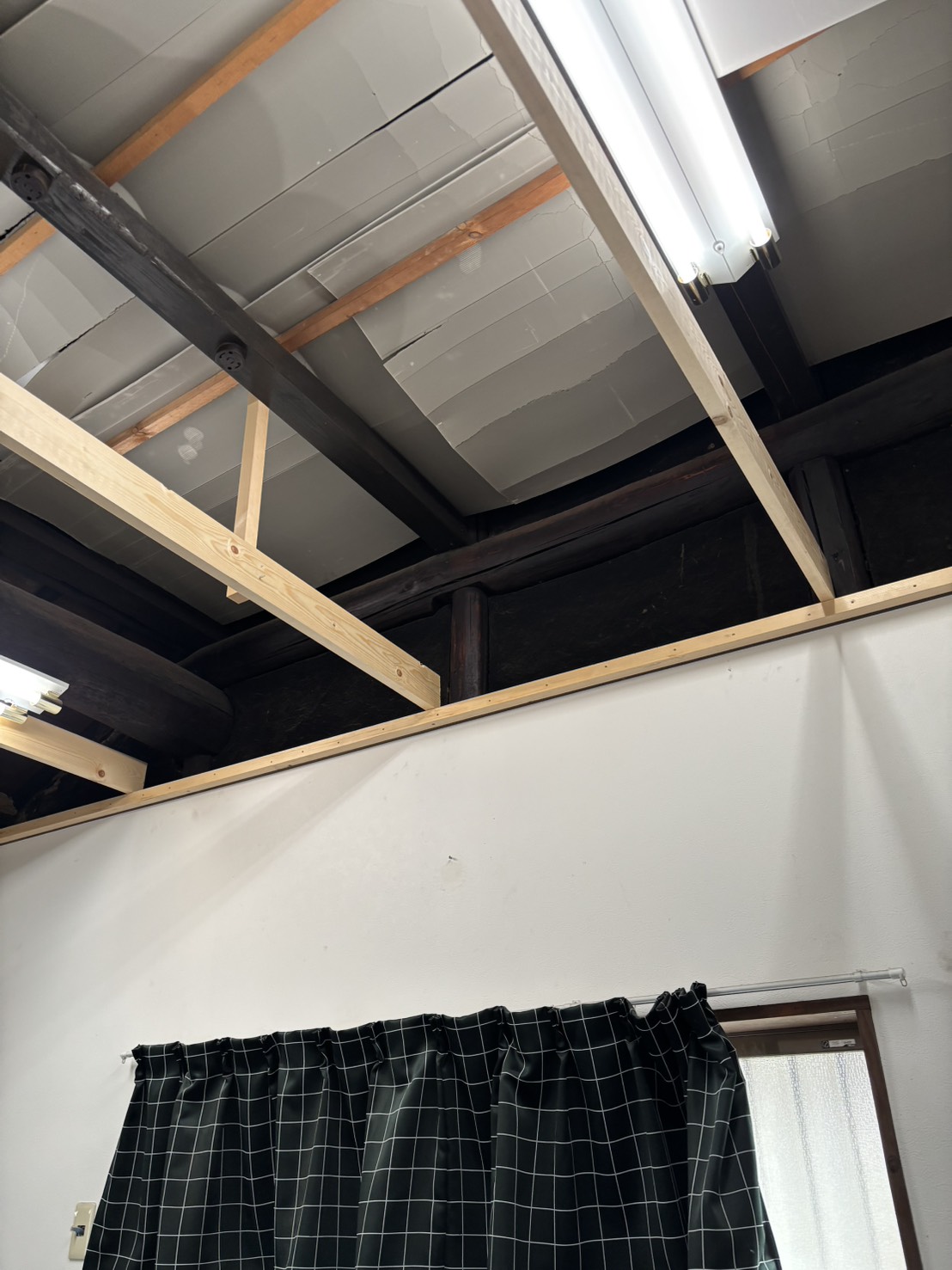 生駒市 事務所 天井下地工事 骨組み施工の様子①