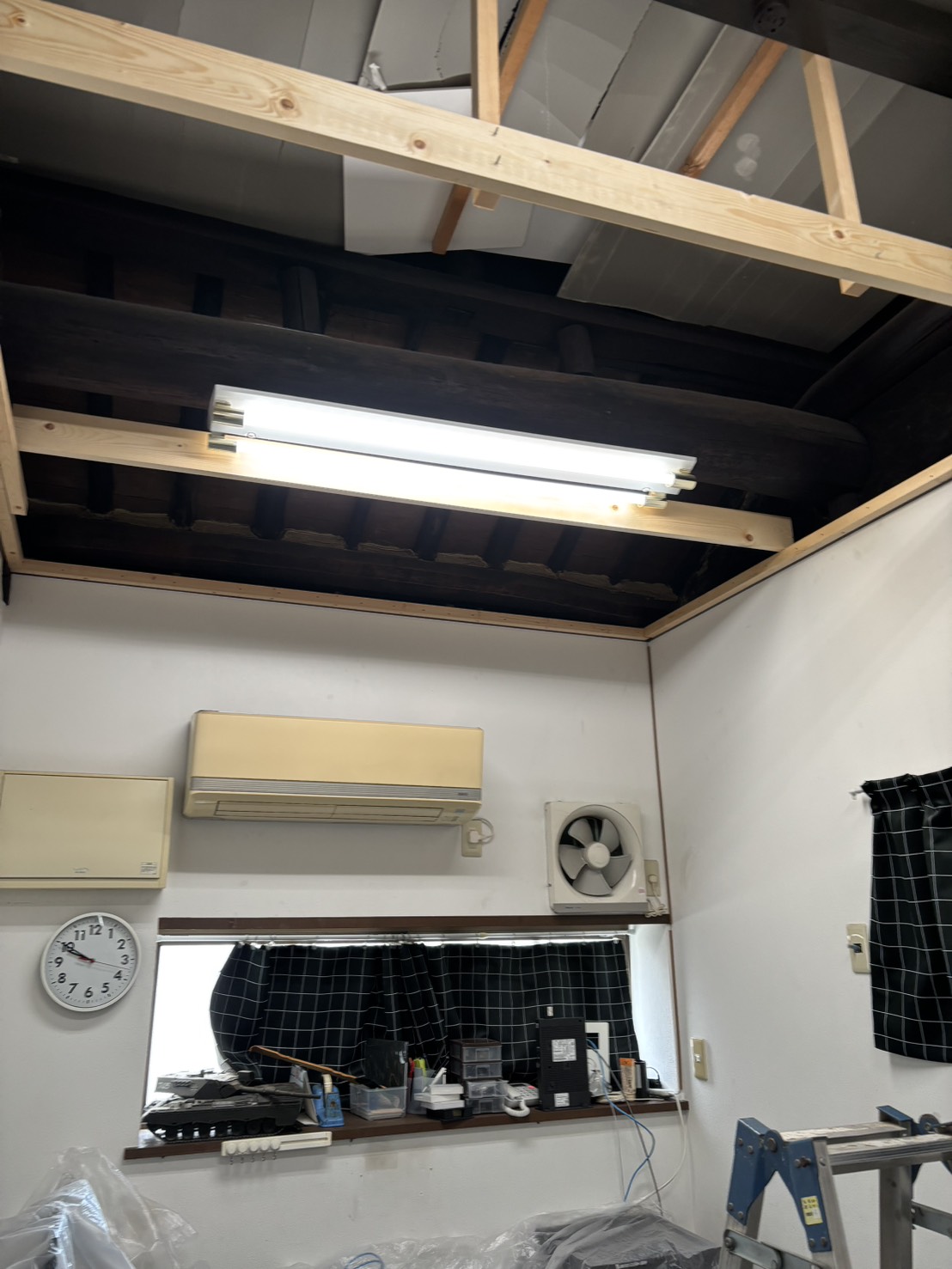 生駒市 事務所 天井下地工事 骨組み完了間近の様子