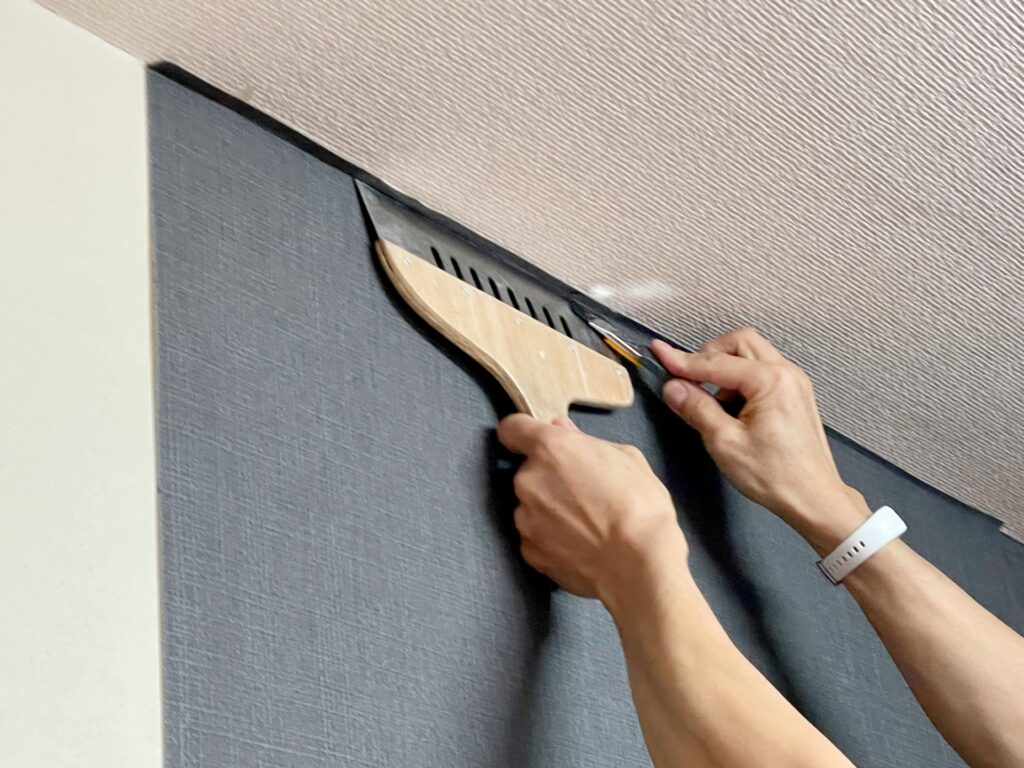 壁紙クロス張替中の様子