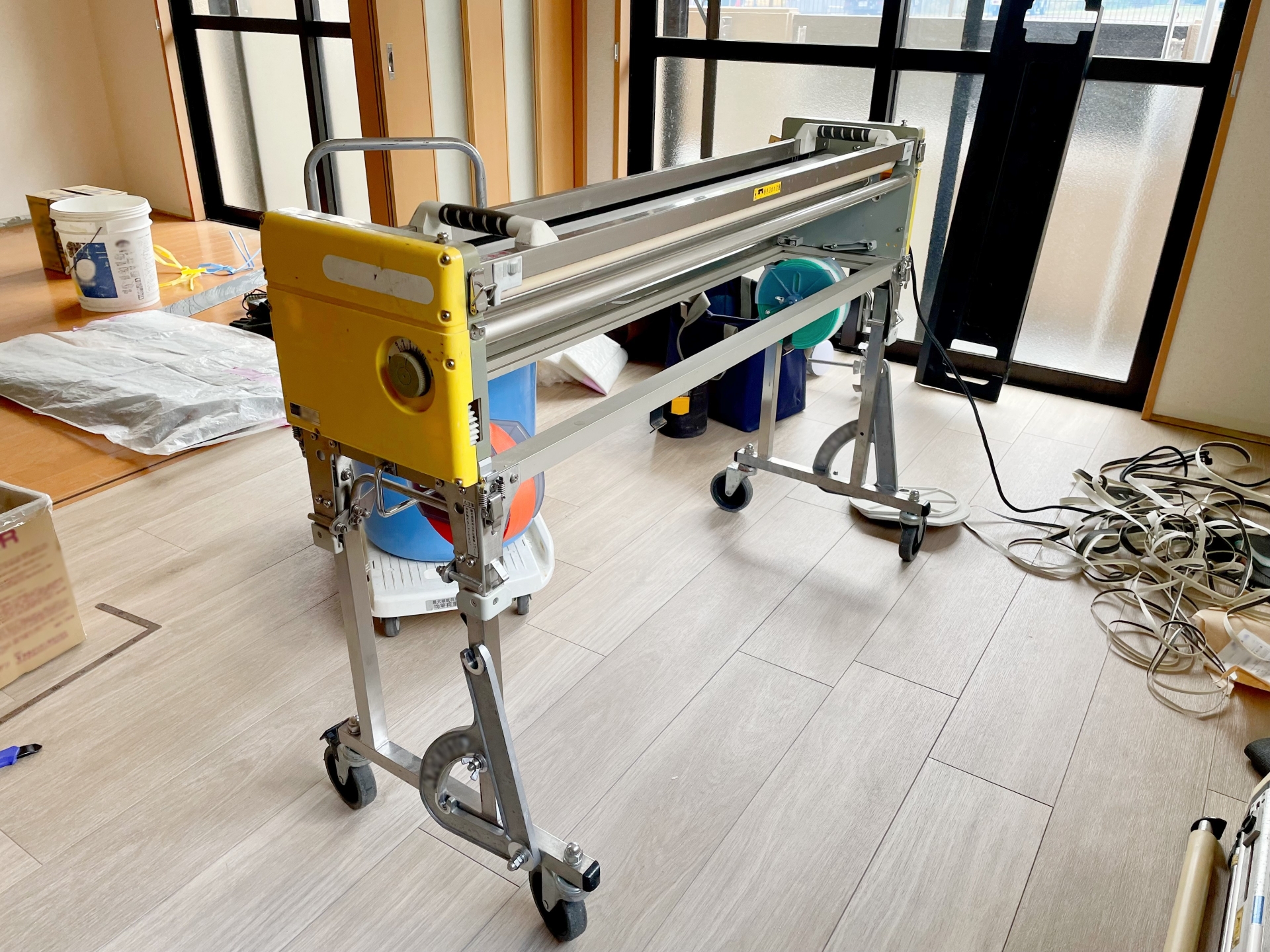 マンションクロス貼りの作業中