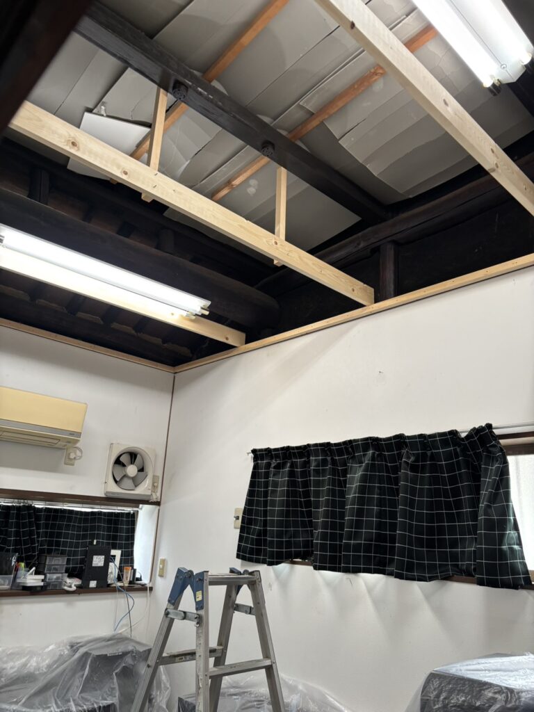 天井の骨組み施工段階