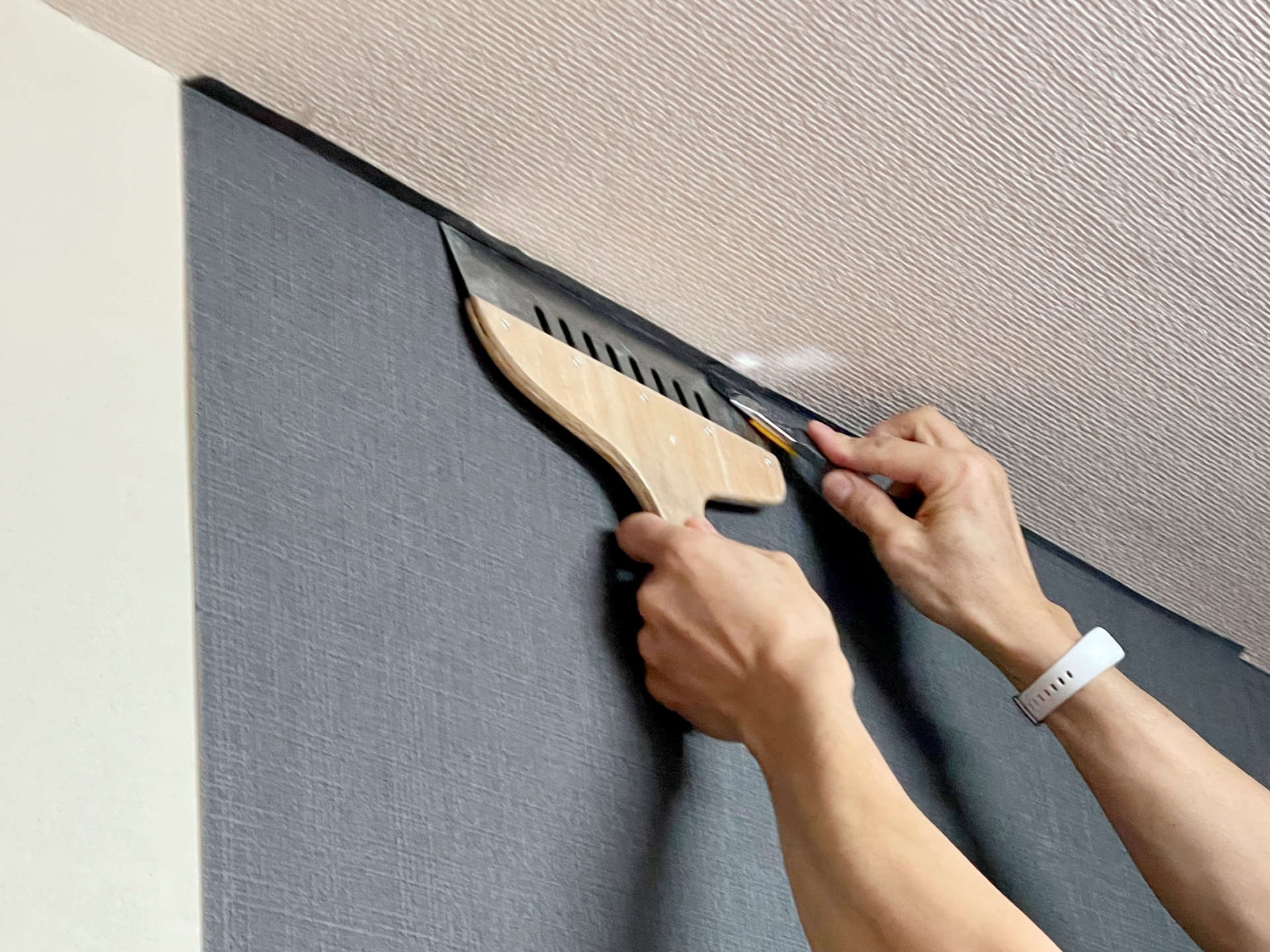 壁紙クロス張替中の様子