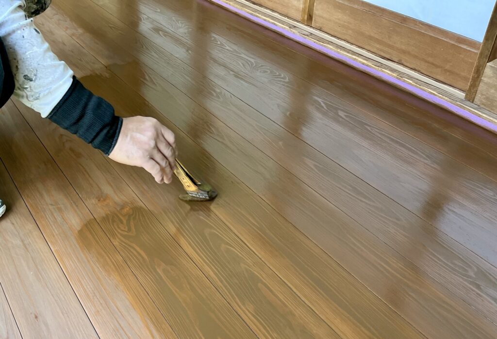 床の補修作業