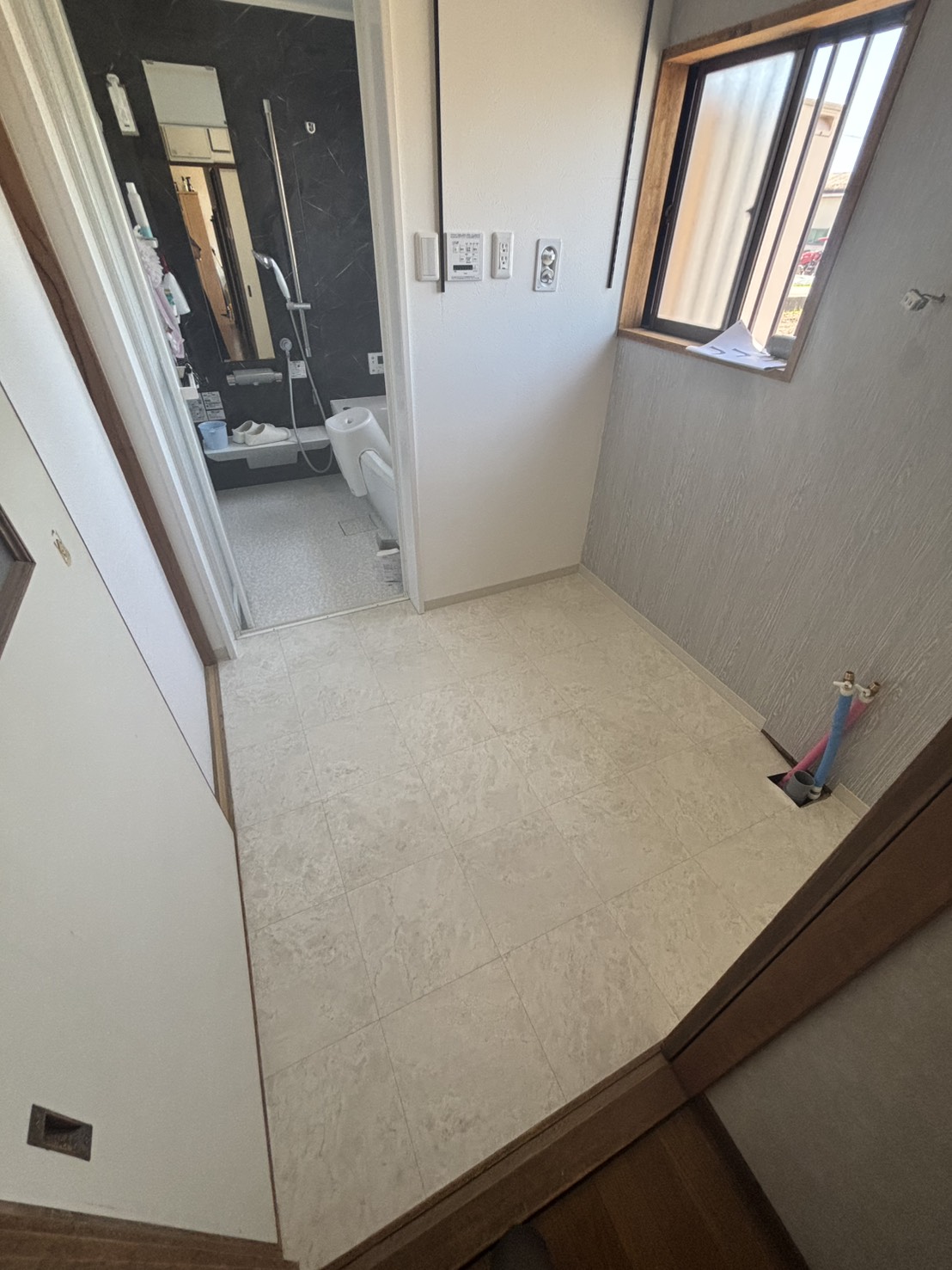 奈良市の洗面化粧台取付工事前の脱衣所全体写真
