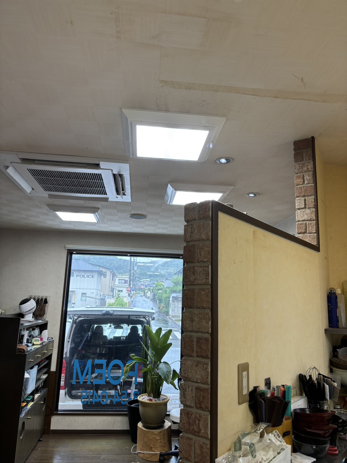 奈良市の美容院で蛍光灯からLED照明へ交換した店舗照明リフォーム施工後の店内写真