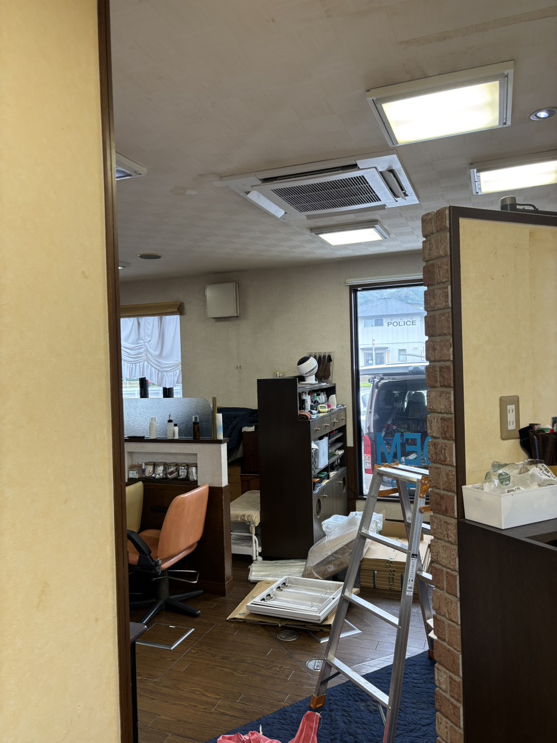 奈良市の美容院でLED化する前の店内照明の様子