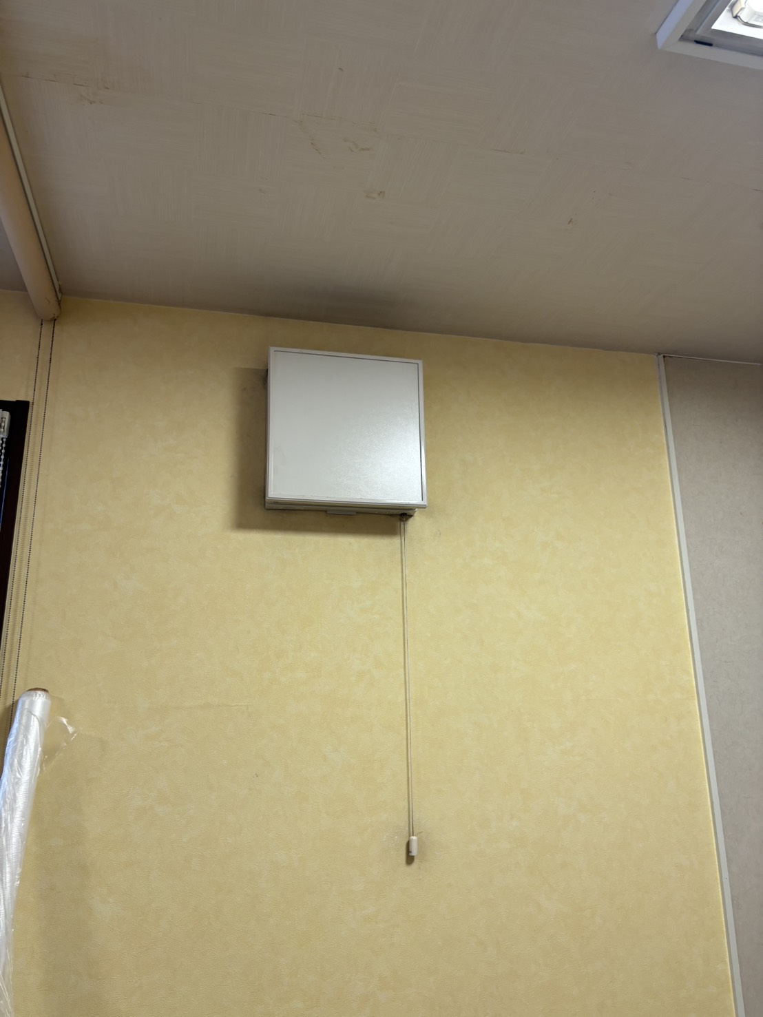 奈良市の美容院で交換前に使用されていた既存の換気扇