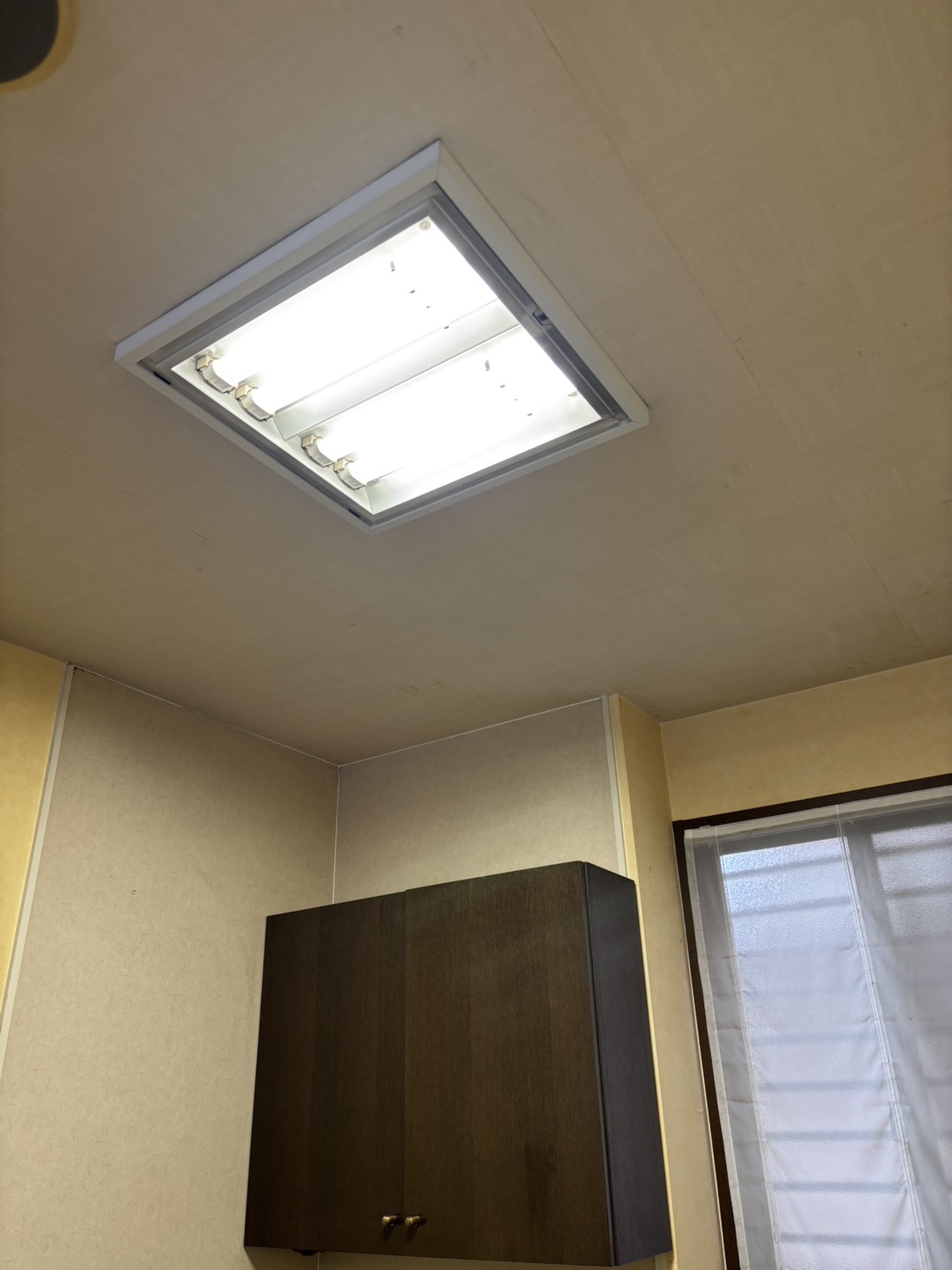 奈良市の美容院で使用されていた施工前の蛍光灯照明