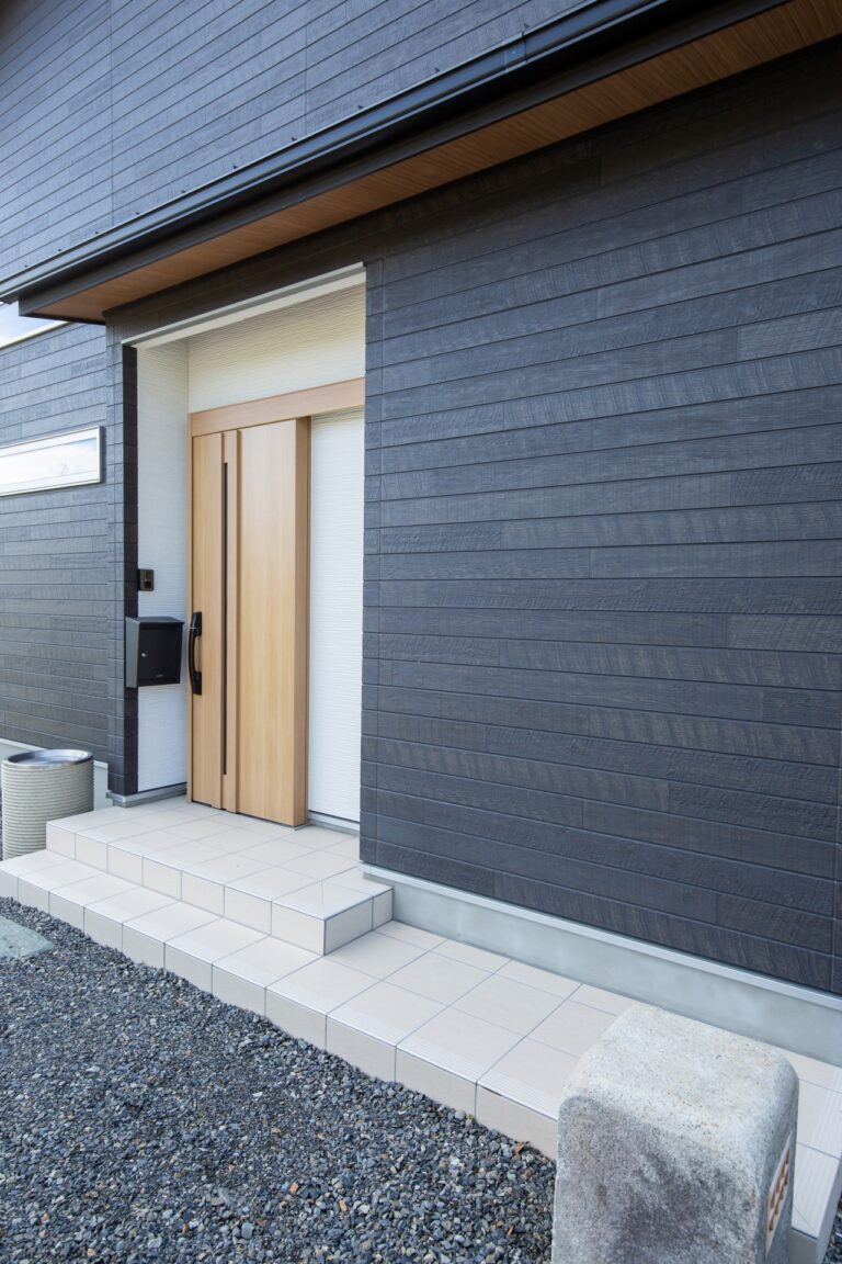 奈良で玄関ドアが寒い・重い・防犯面が不安な方へ｜交換前に確認したいリフォームの考え方