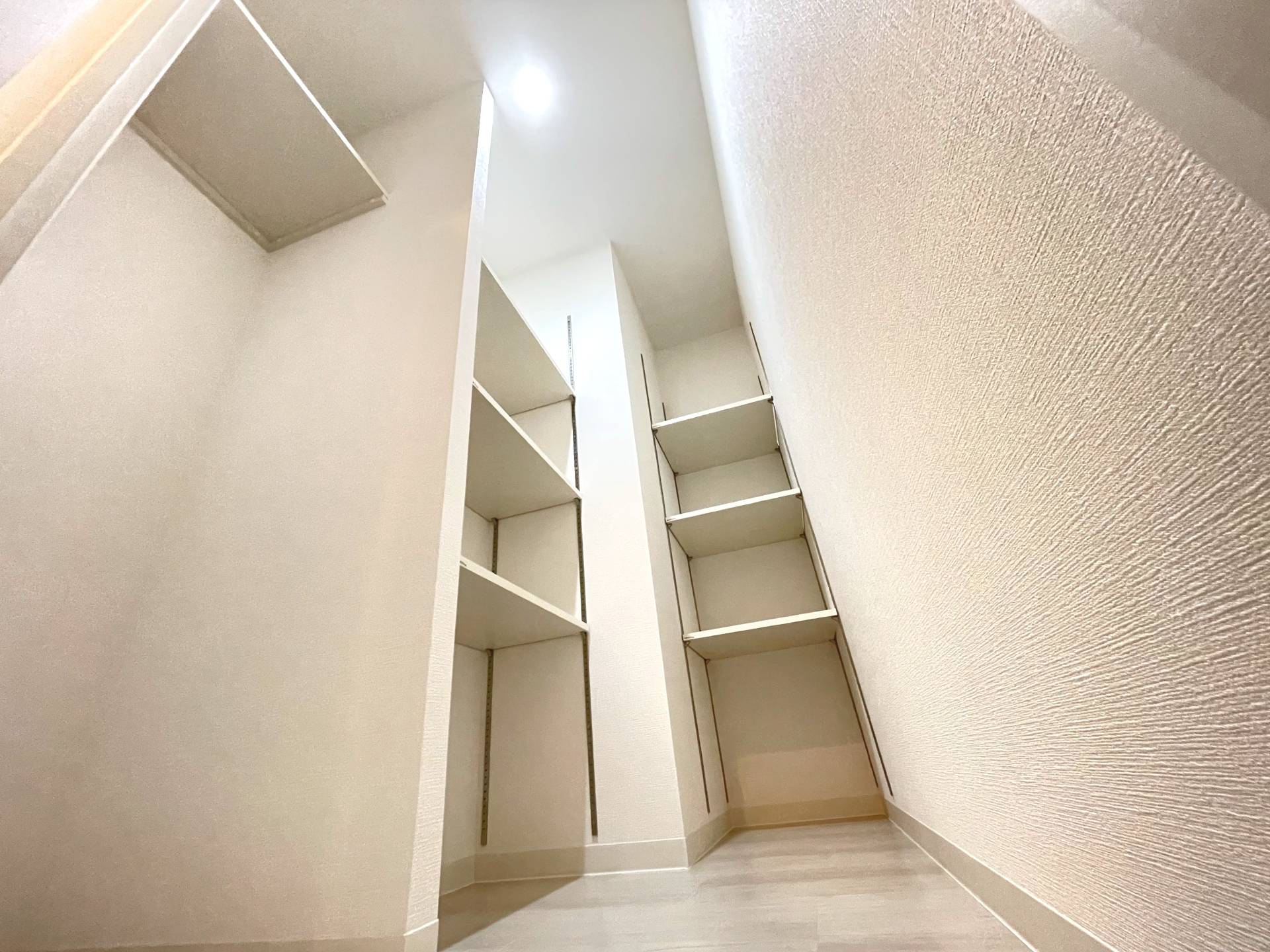 押入れやクローゼットの奥壁・床・天井を確認する写真