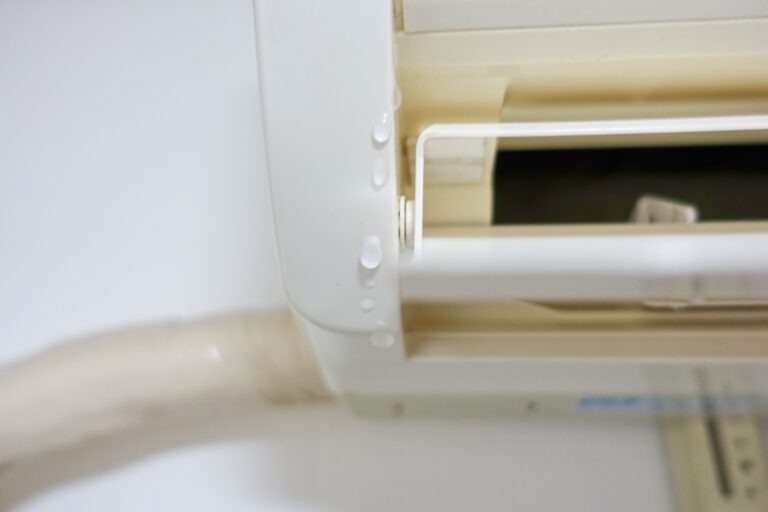 奈良でエアコンから水漏れした方へ｜壁紙・床が濡れた後に確認したい内装補修