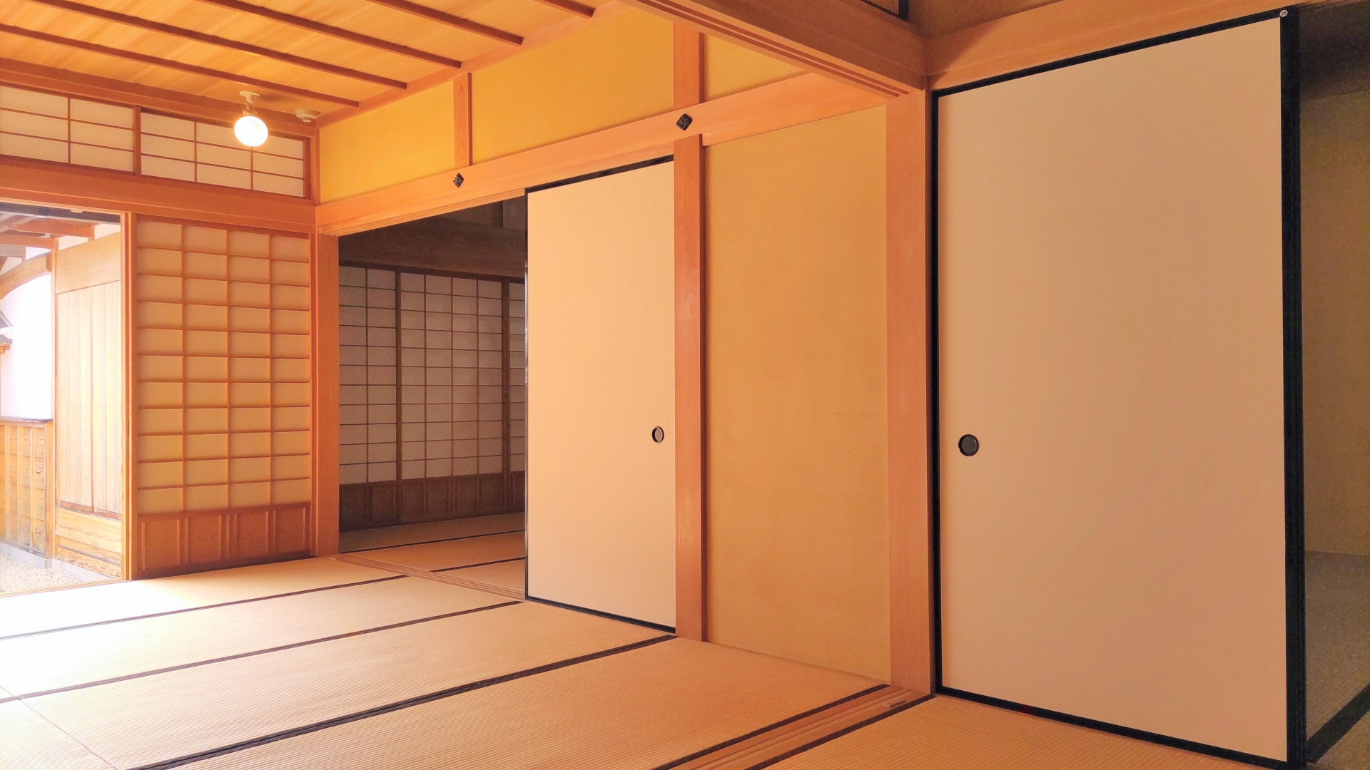 中古住宅の古い建具や和室の襖・引き戸の写真