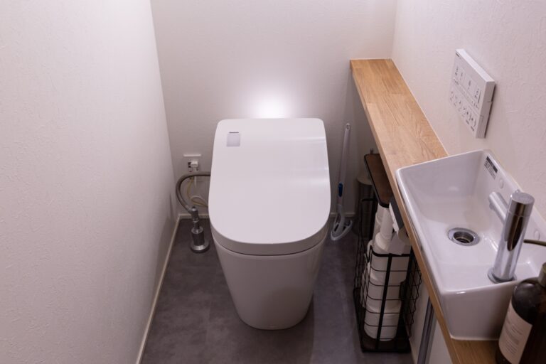 掃除してもトイレの臭いが取れない原因とは？床・壁・便器まわりを見直すリフォームの考え方