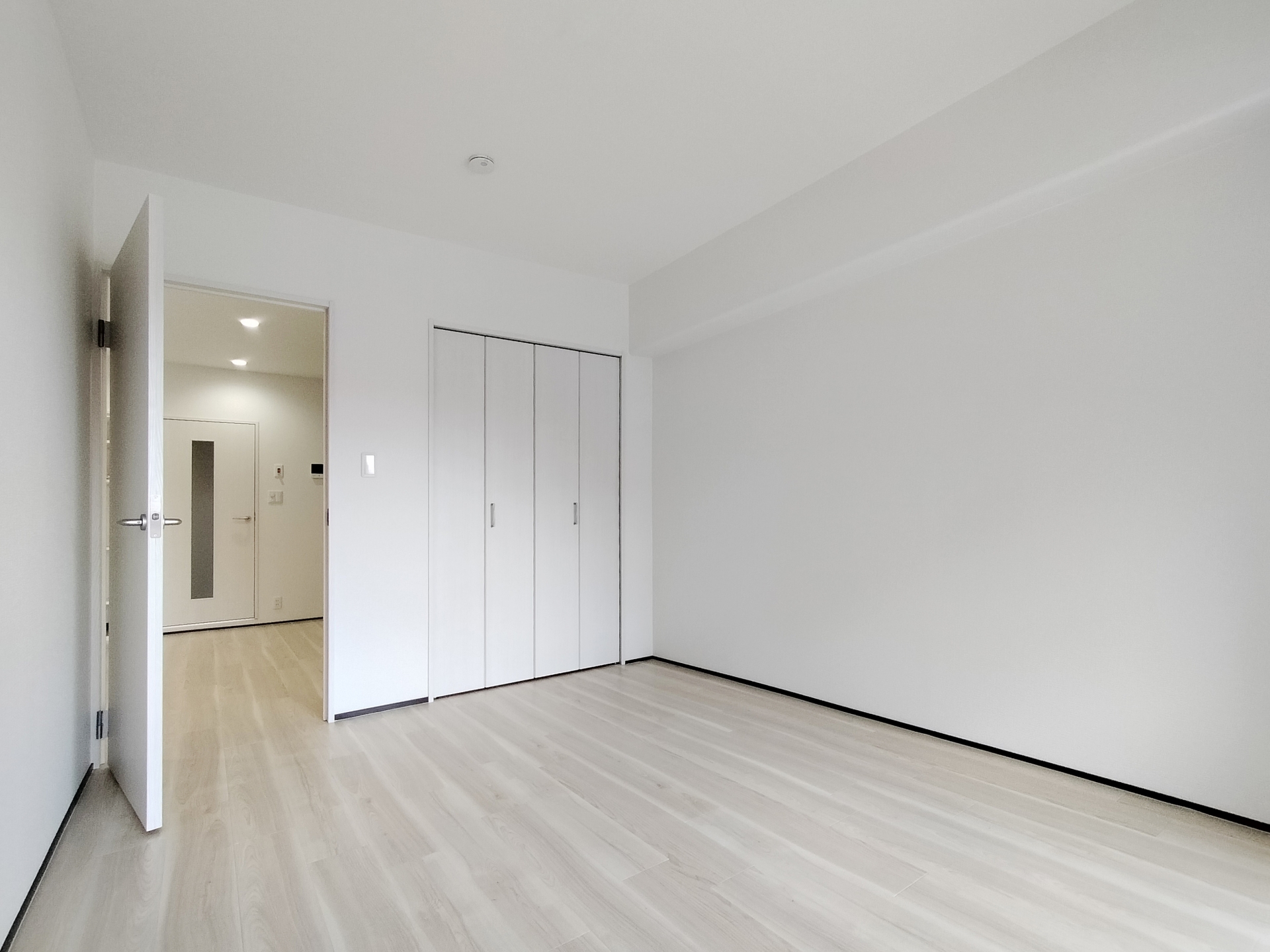 建具交換後のきれいな室内ドアの写真