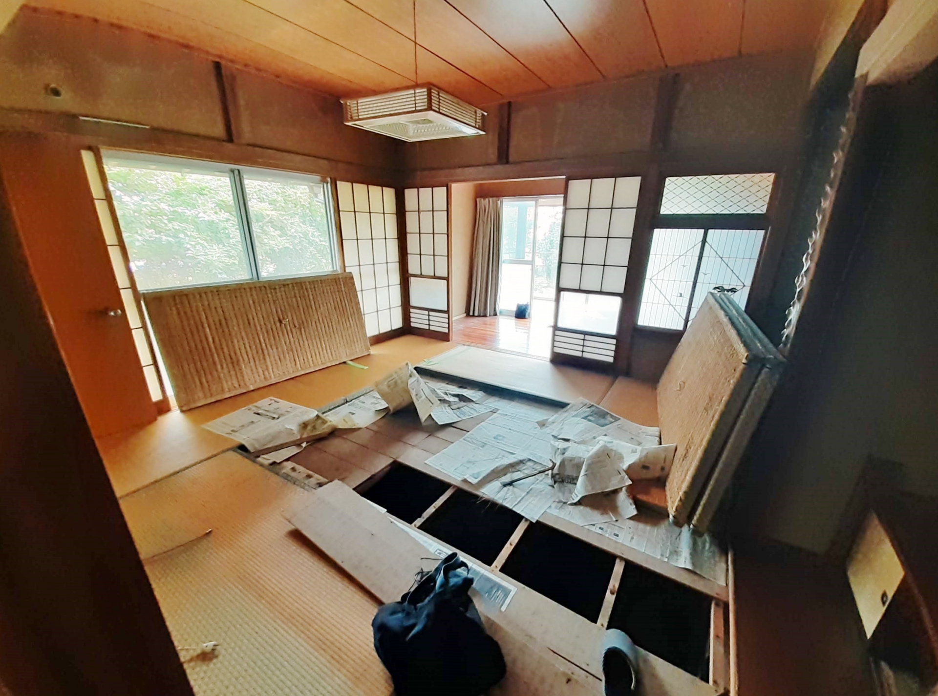 中古住宅の古いフローリングや床の使用感が分かる写真