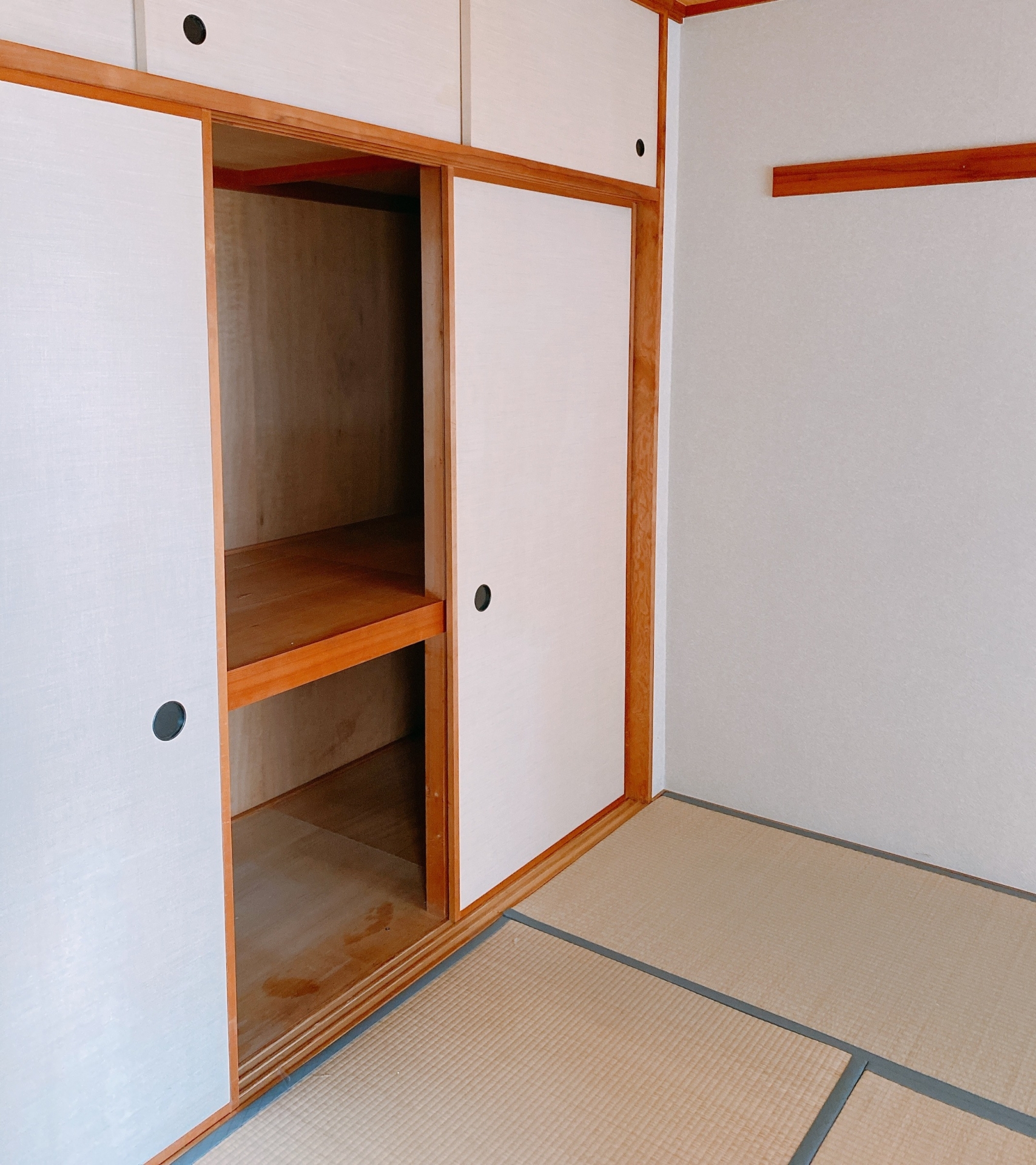 中古住宅の和室にある押入れ・襖・障子を確認する写真