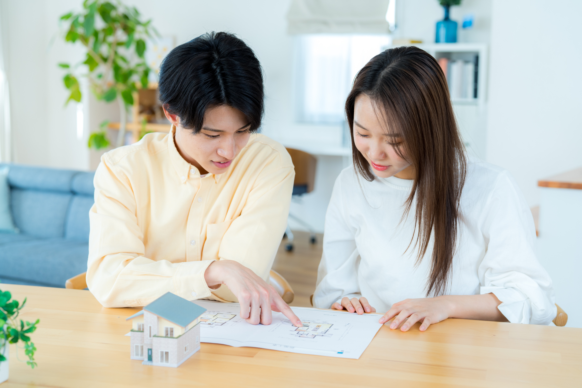 奈良で工務店にリフォーム相談をしている様子