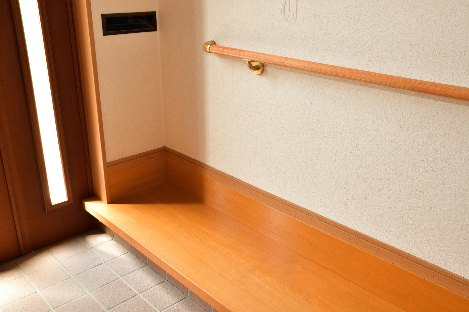 玄関の上がり框付近に縦手すりを設置したイメージ写真
