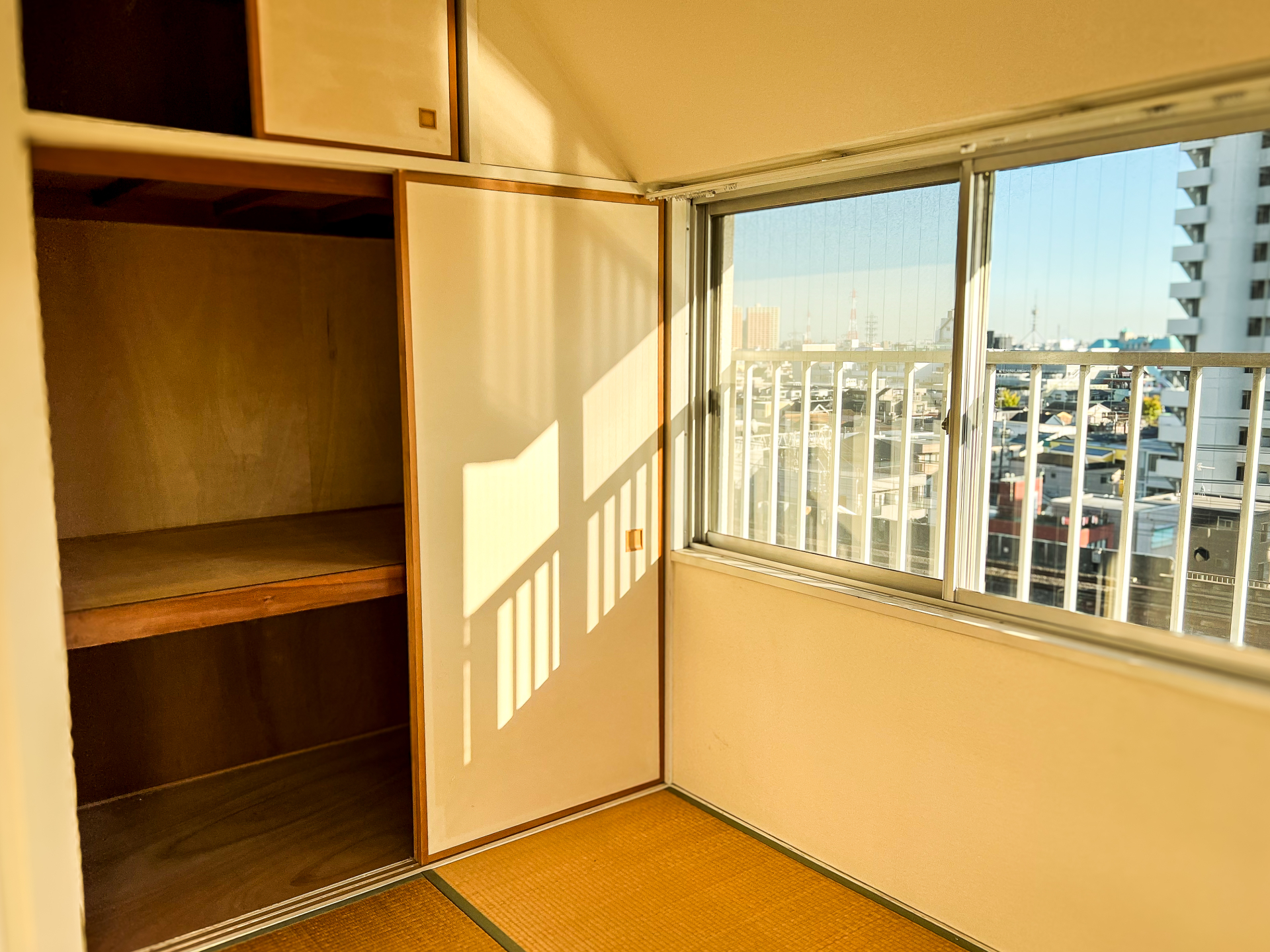 中古住宅の古い押入れ写真