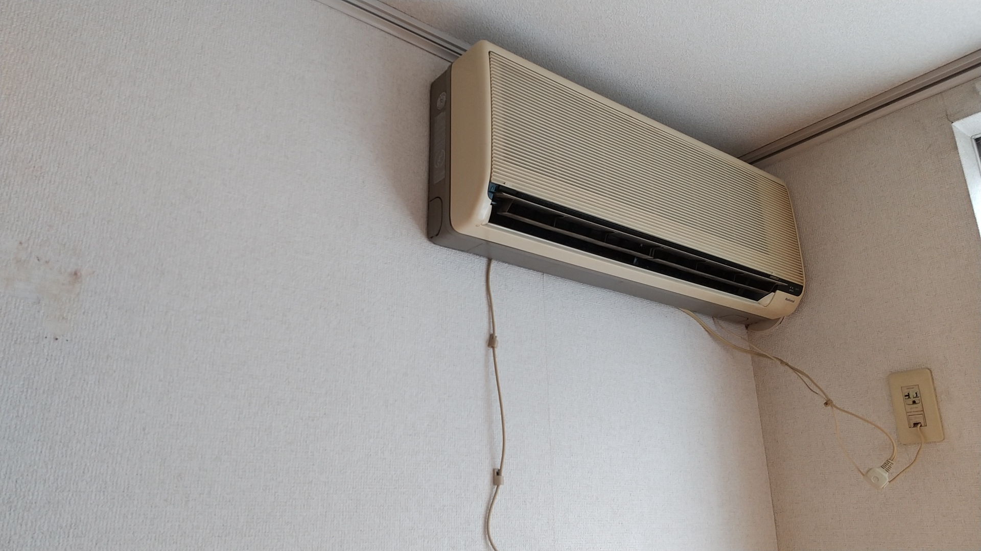 中古住宅や賃貸物件でエアコン水漏れ後の内装補修を検討する方向けのエアコンまわり写真