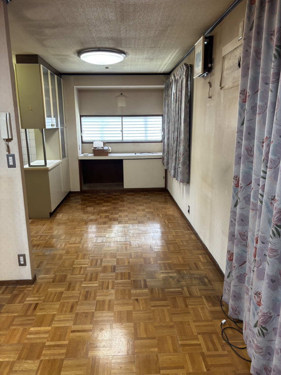 奈良県内の戸建住宅で内装リフォーム前のリビングを確認している写真
