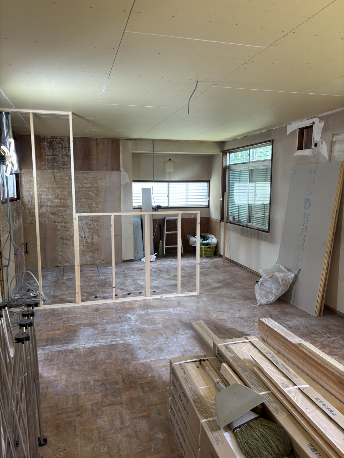 戸建住宅の内装リフォームで間柱を設置したリビング全体の施工中写真