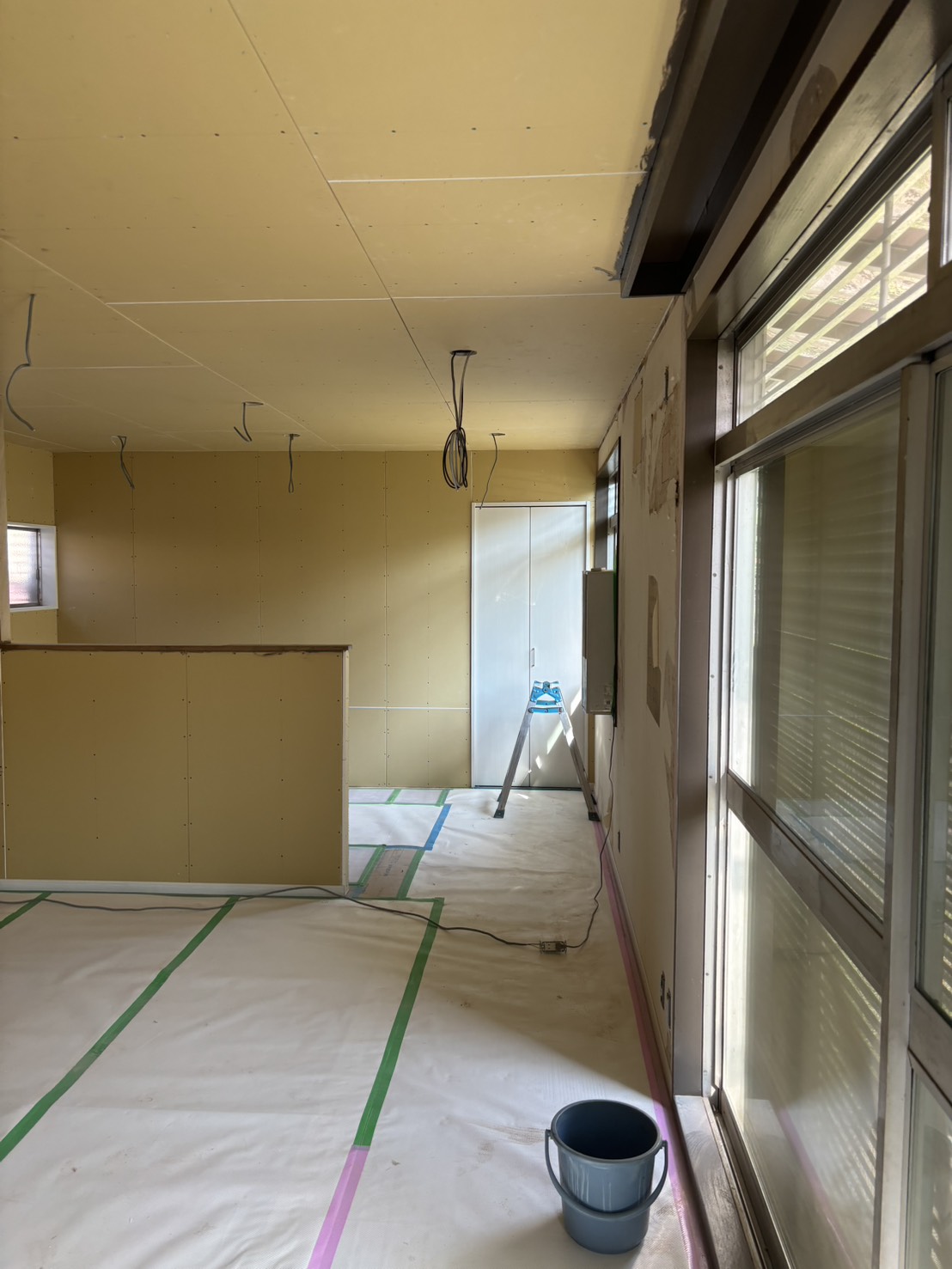 奈良県内の戸建住宅で水回り・内装の全面リフォームを進めている施工途中のリビング写真4