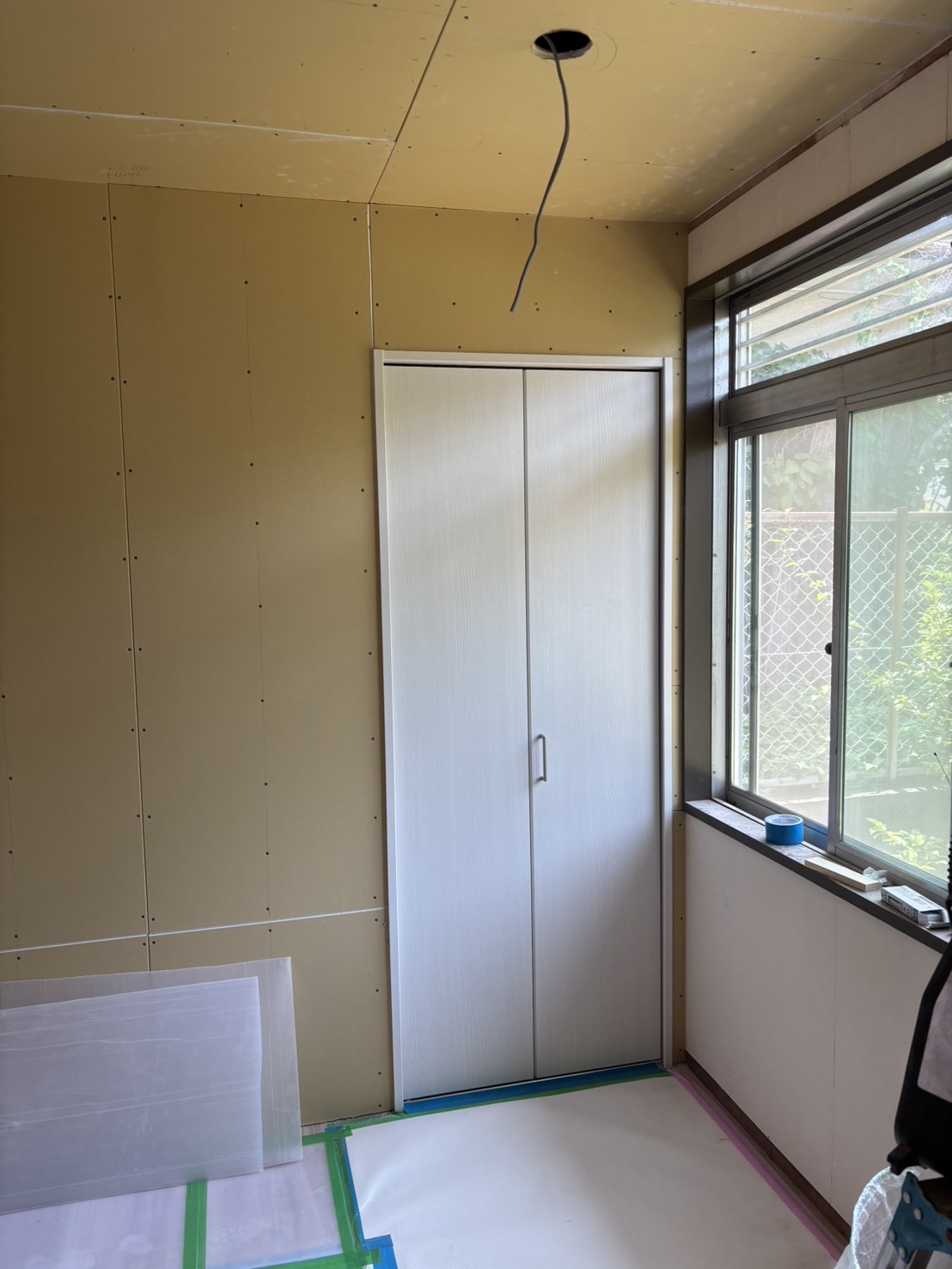 戸建て内装リフォームで白い収納扉を設置した施工中写真