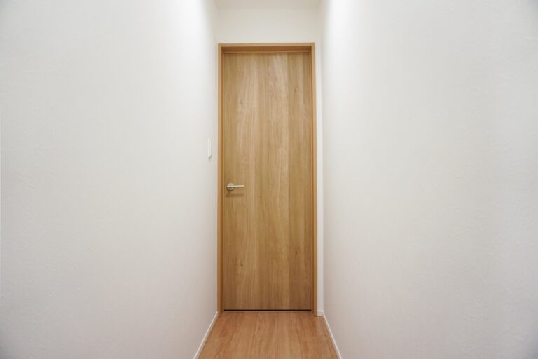 奈良で室内ドアが閉まりにくい方へ｜建具調整で直る？交換を考えたい症状