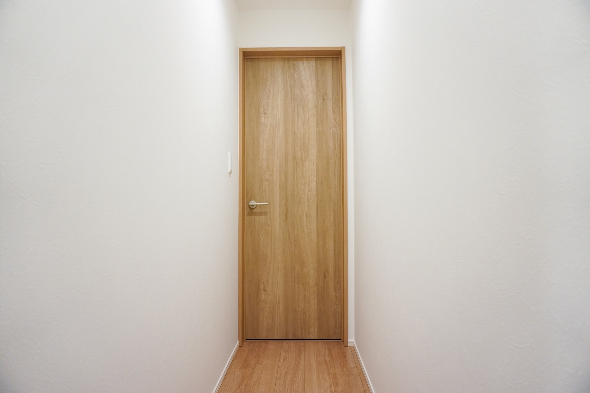 奈良で室内ドアの閉まりにくさに悩む住宅のイメージ