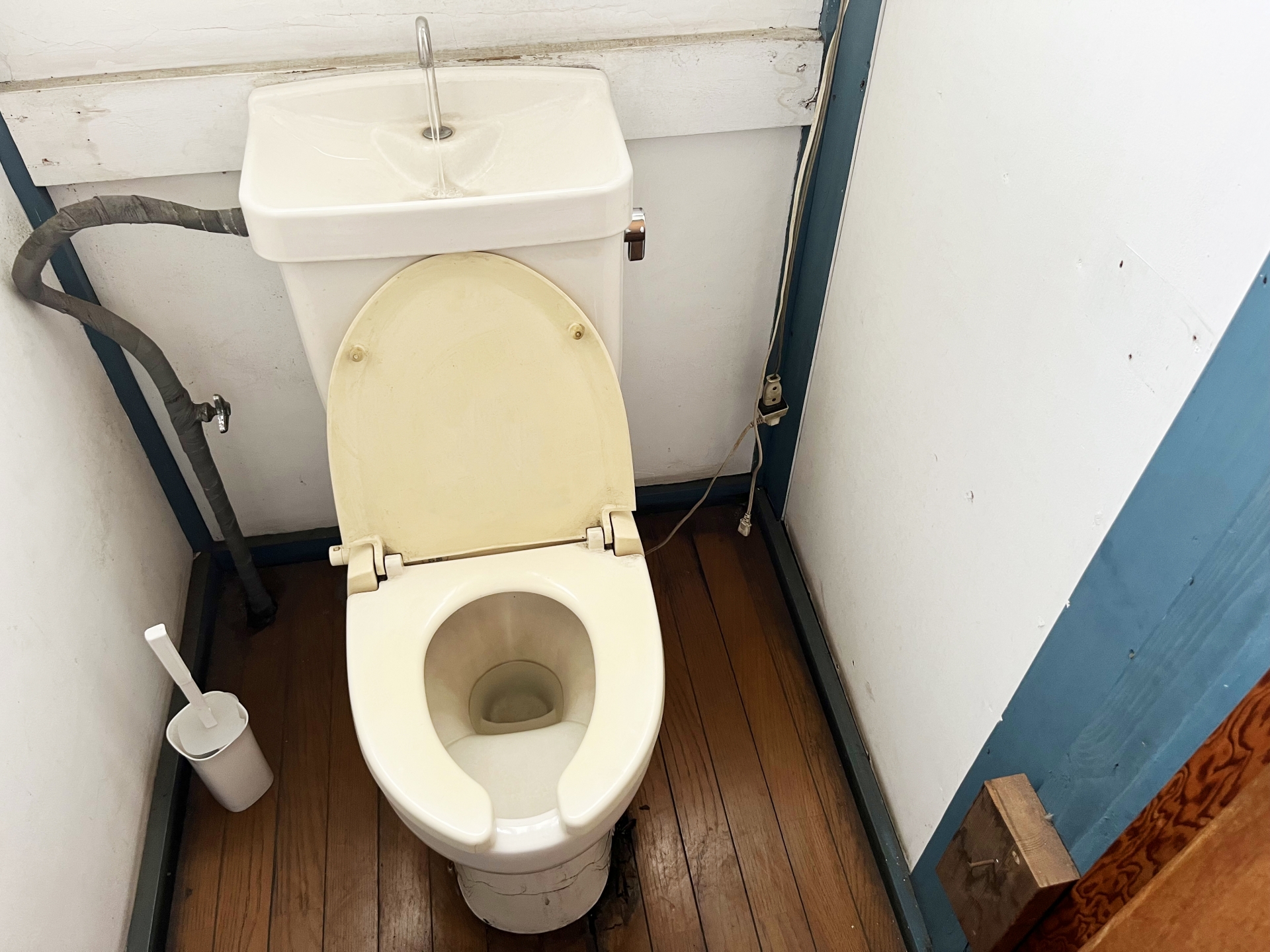 古くなったトイレと便器のイメージ