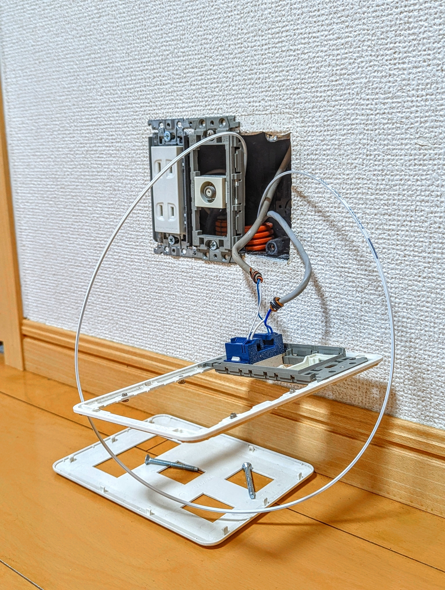 壁を閉じる前にコンセントと電気配線を準備している状態