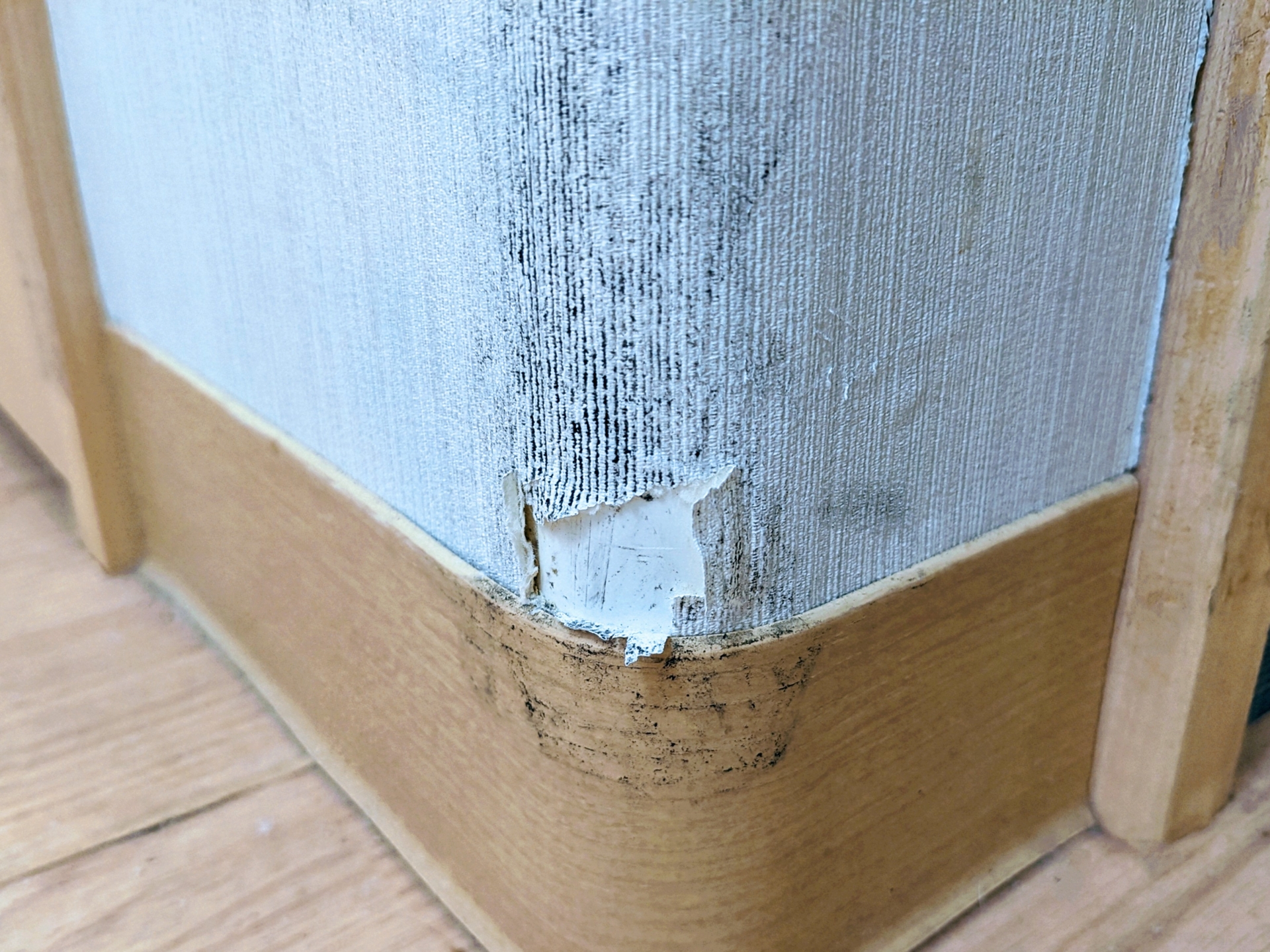 クロスの破れや壁際の傷みを確認する参考イメージ